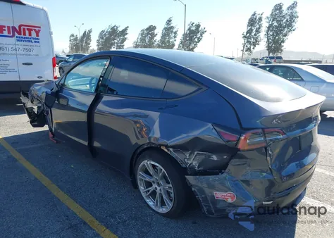 2023 Tesla Model Y Awd/Long Range Dual Motor All-Wheel Drive z USA, uszkodzony, nr VIN 7SAYGDEE7PF905148